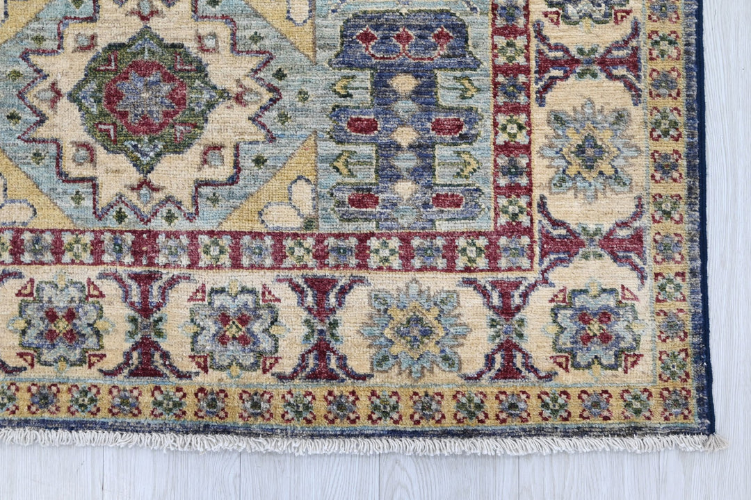 white Accent rug 4' 0" x 5' 9"