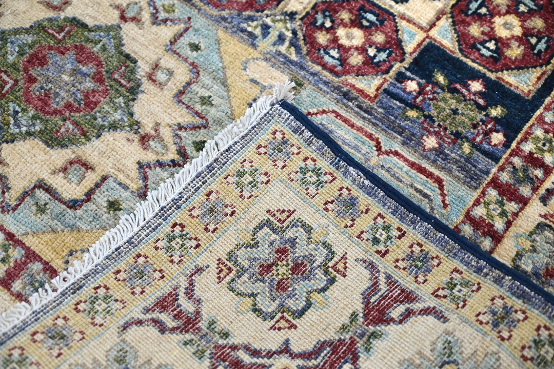 white Accent rug 4' 0" x 5' 9"