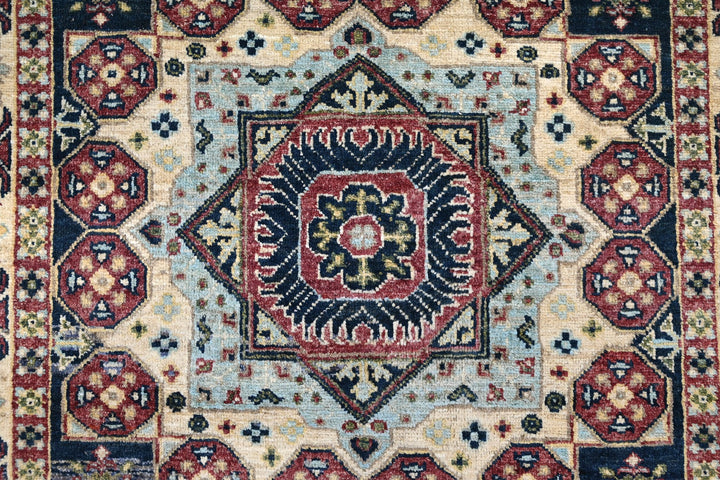 white Accent rug 4' 0" x 5' 9"