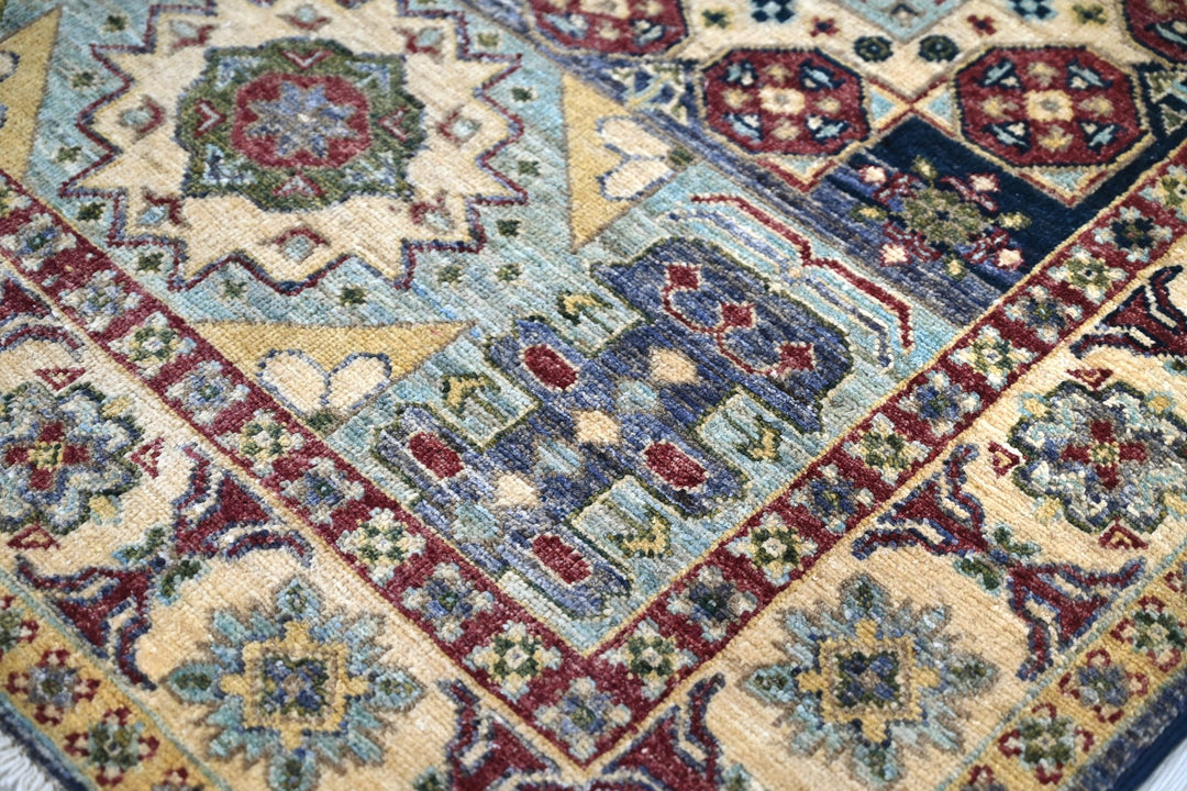 white Accent rug 4' 0" x 5' 9"