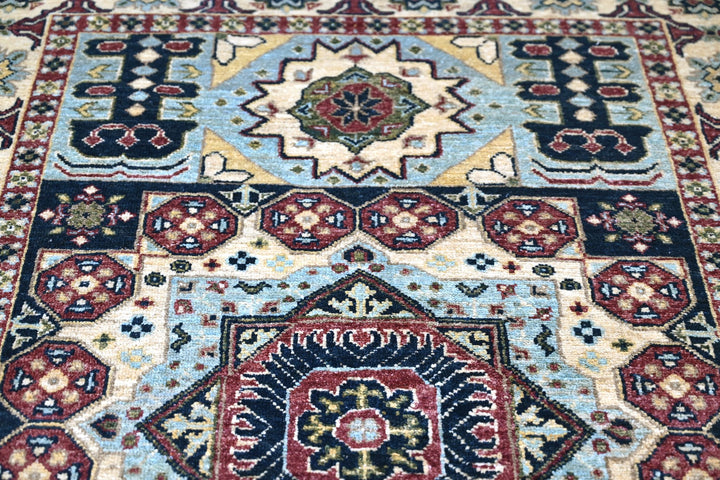 white Accent rug 4' 0" x 5' 9"