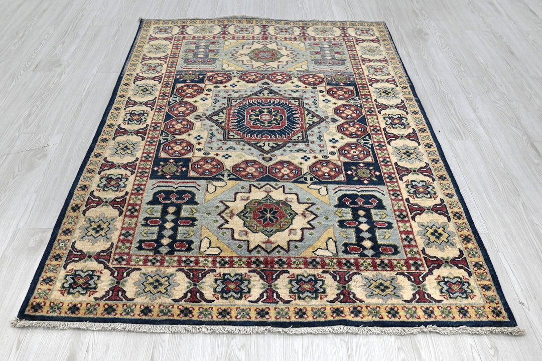 white Accent rug 4' 0" x 5' 9"