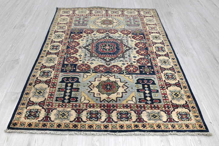 white Accent rug 4' 0" x 5' 9"