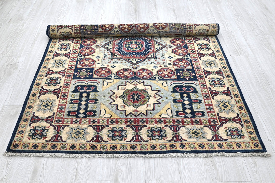 white Accent rug 4' 0" x 5' 9"