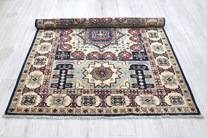 white Accent rug 4' 0" x 5' 9"