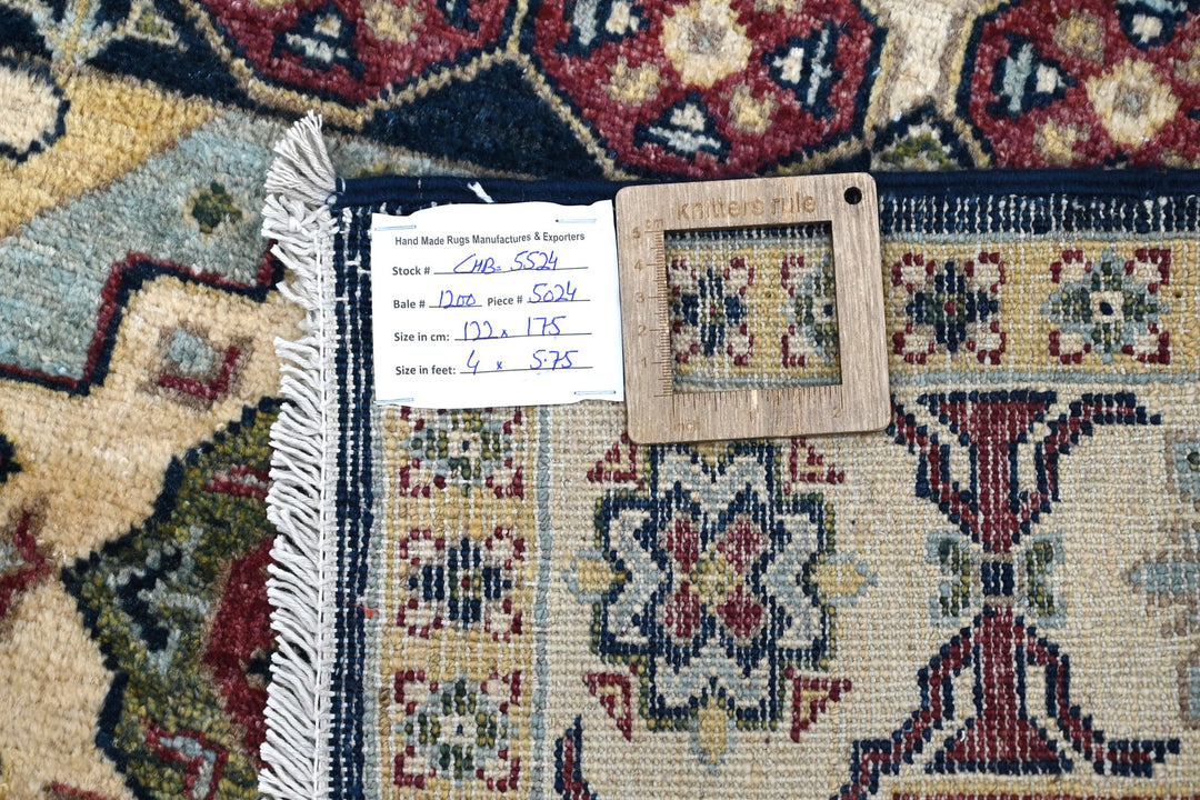 white Accent rug 4' 0" x 5' 9"