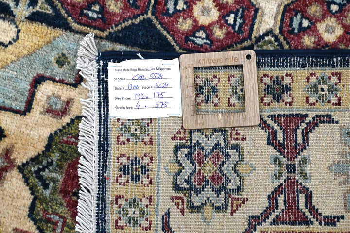 white Accent rug 4' 0" x 5' 9"