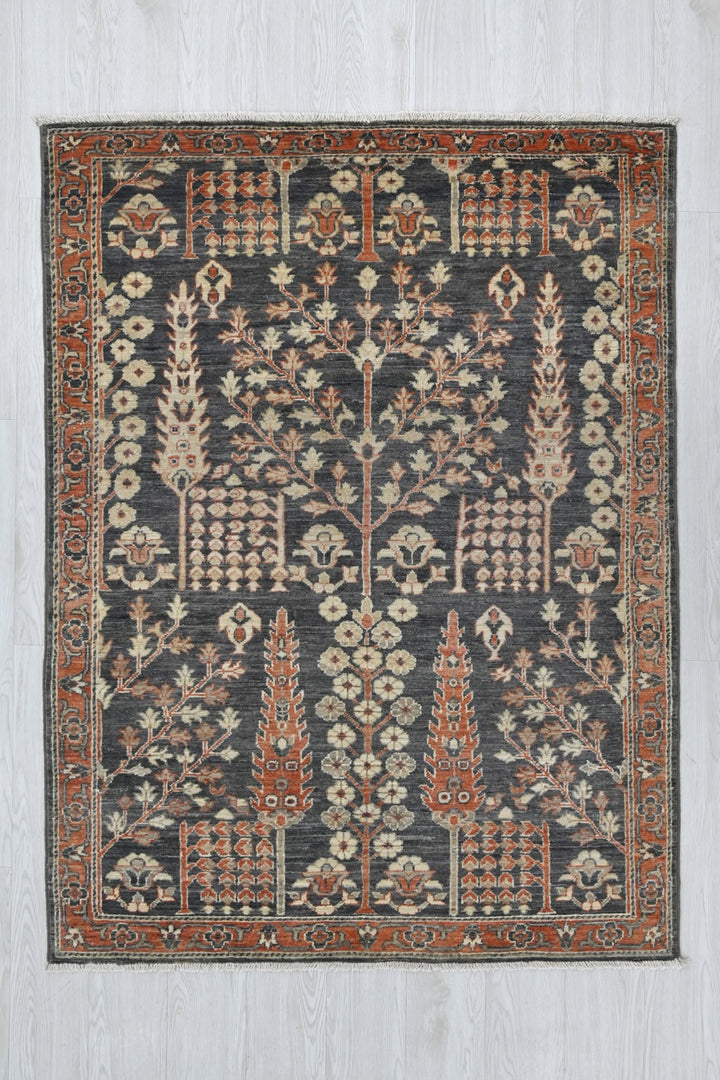 gray Accent rug 4' 0" x 5' 7"