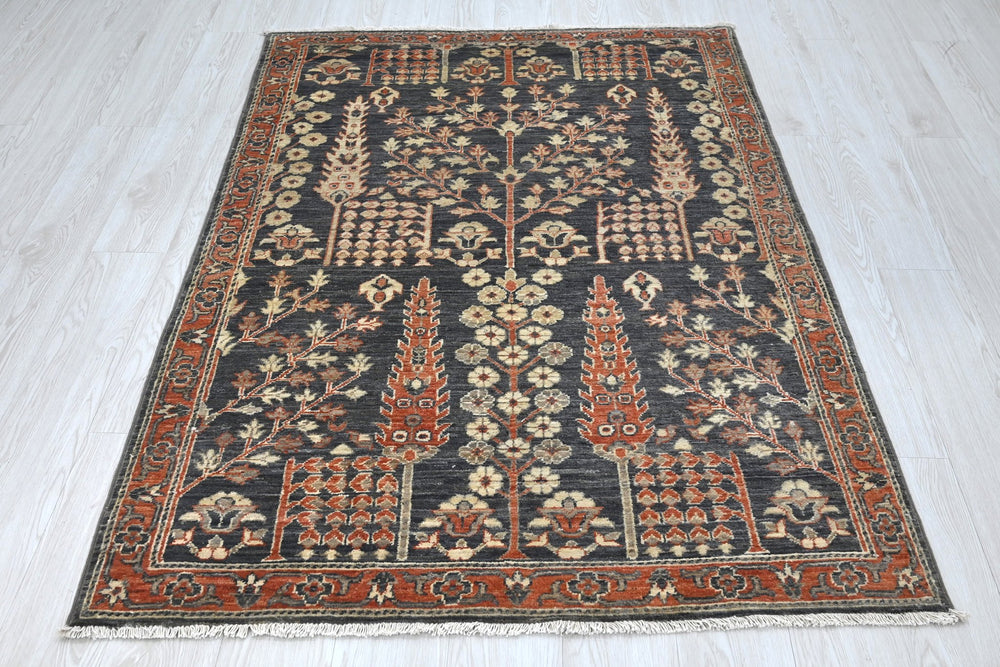 gray Accent rug 4' 0" x 5' 7"