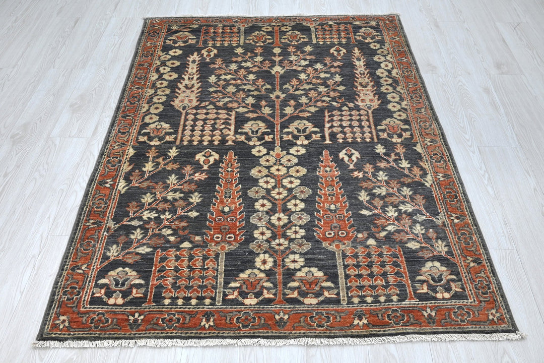 gray Accent rug 4' 0" x 5' 7"