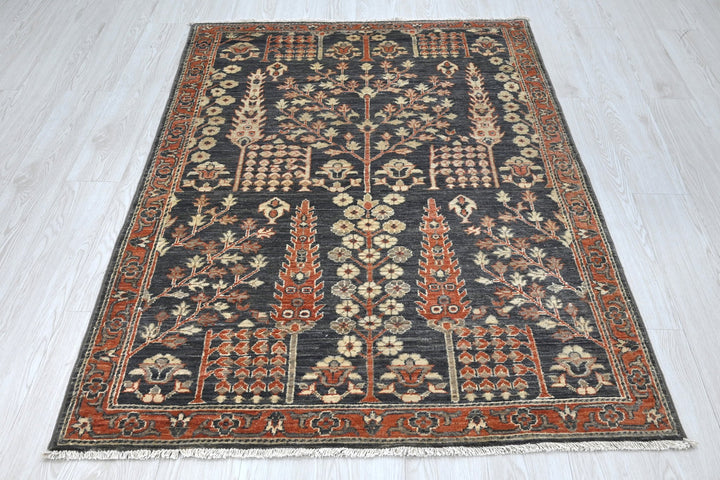 gray Accent rug 4' 0" x 5' 7"