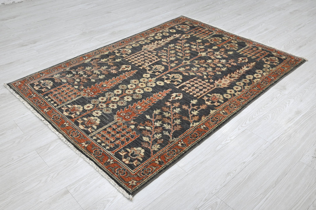 gray Accent rug 4' 0" x 5' 7"
