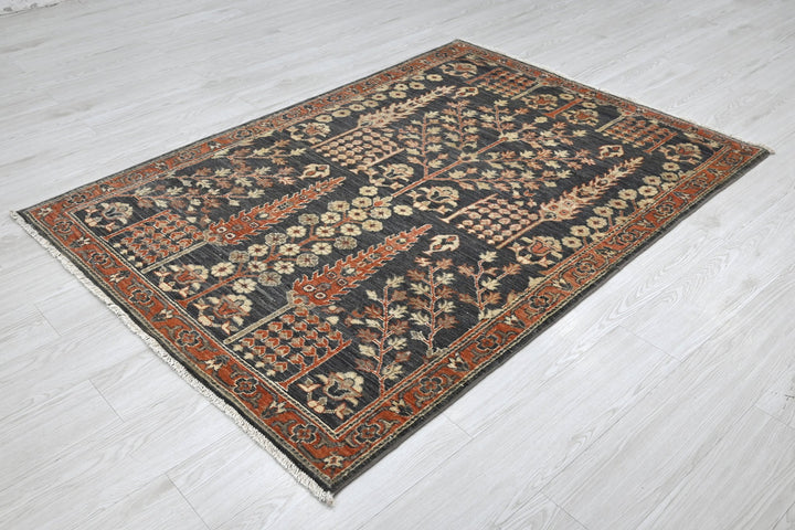 gray Accent rug 4' 0" x 5' 7"