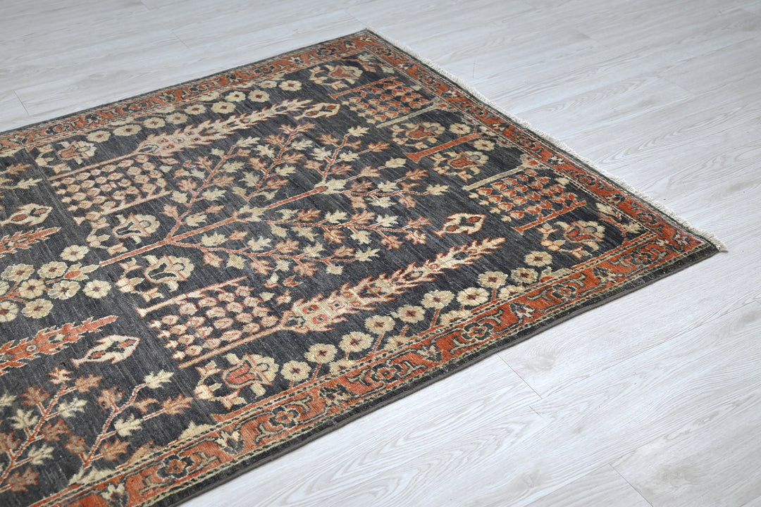 gray Accent rug 4' 0" x 5' 7"