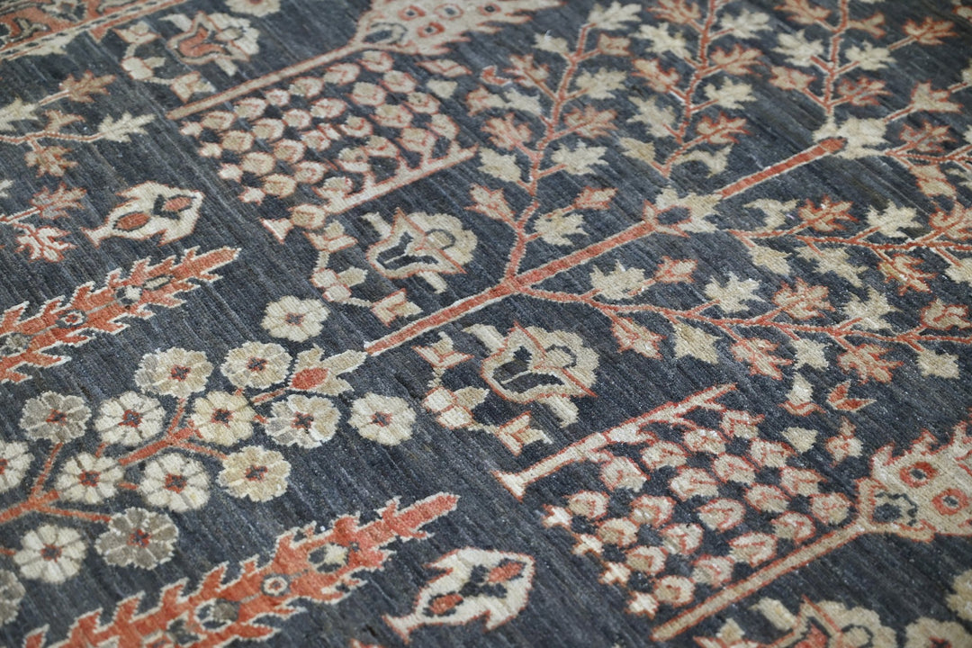 gray Accent rug 4' 0" x 5' 7"