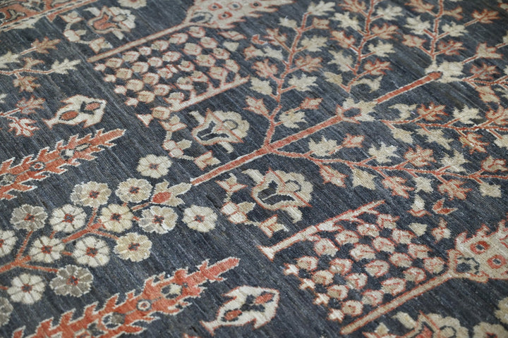 gray Accent rug 4' 0" x 5' 7"