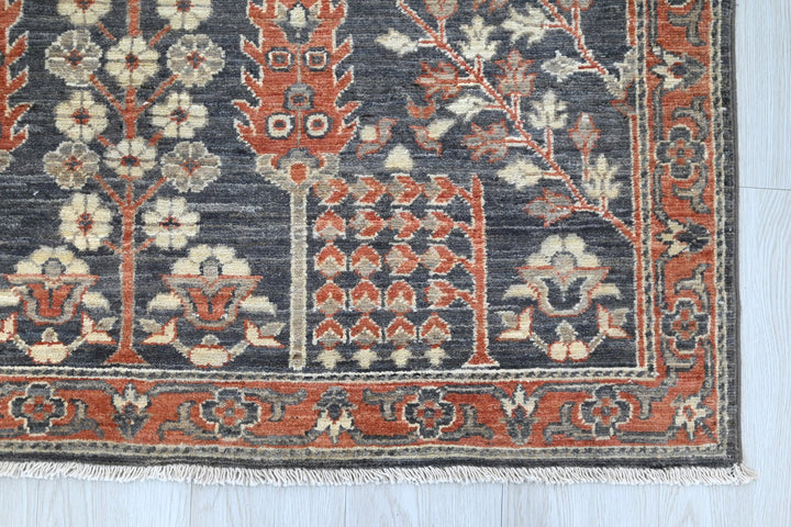 gray Accent rug 4' 0" x 5' 7"