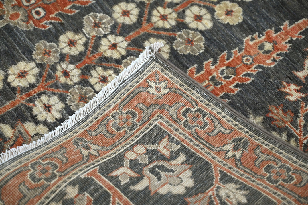 gray Accent rug 4' 0" x 5' 7"