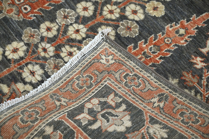 gray Accent rug 4' 0" x 5' 7"