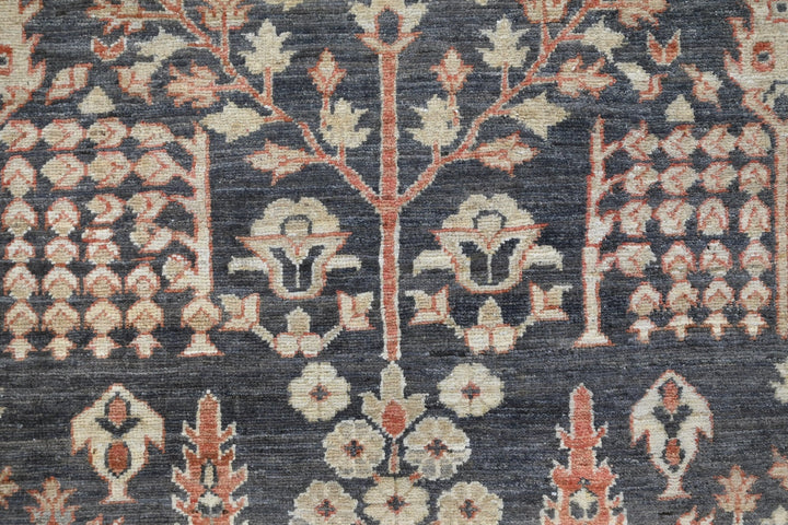 gray Accent rug 4' 0" x 5' 7"