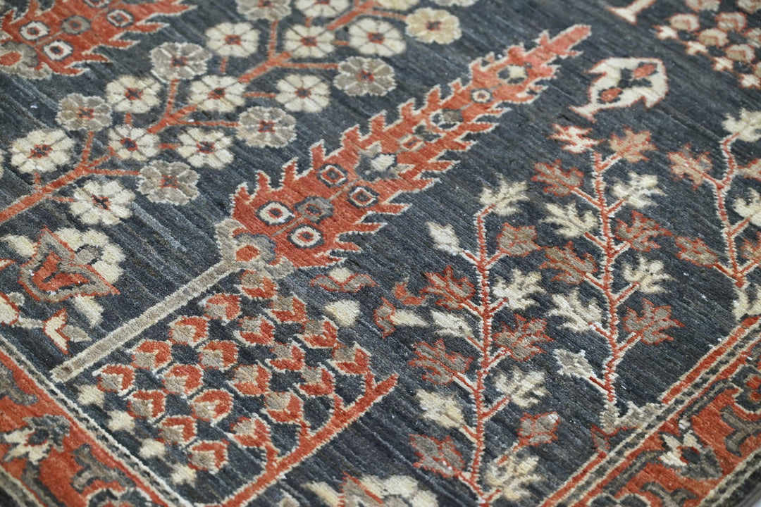 gray Accent rug 4' 0" x 5' 7"