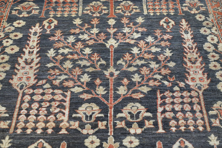 gray Accent rug 4' 0" x 5' 7"