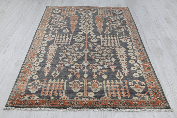 gray Accent rug 4' 0" x 5' 7"