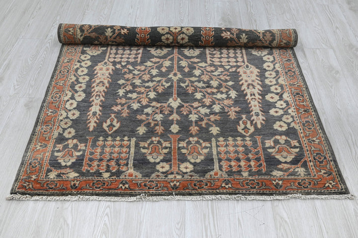 gray Accent rug 4' 0" x 5' 7"
