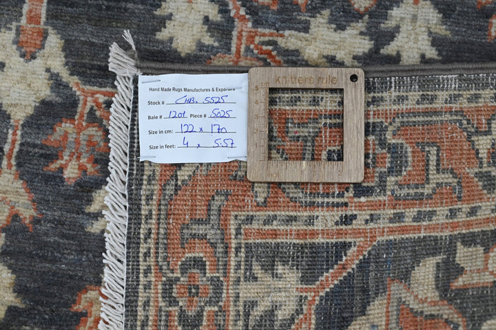 gray Accent rug 4' 0" x 5' 7"