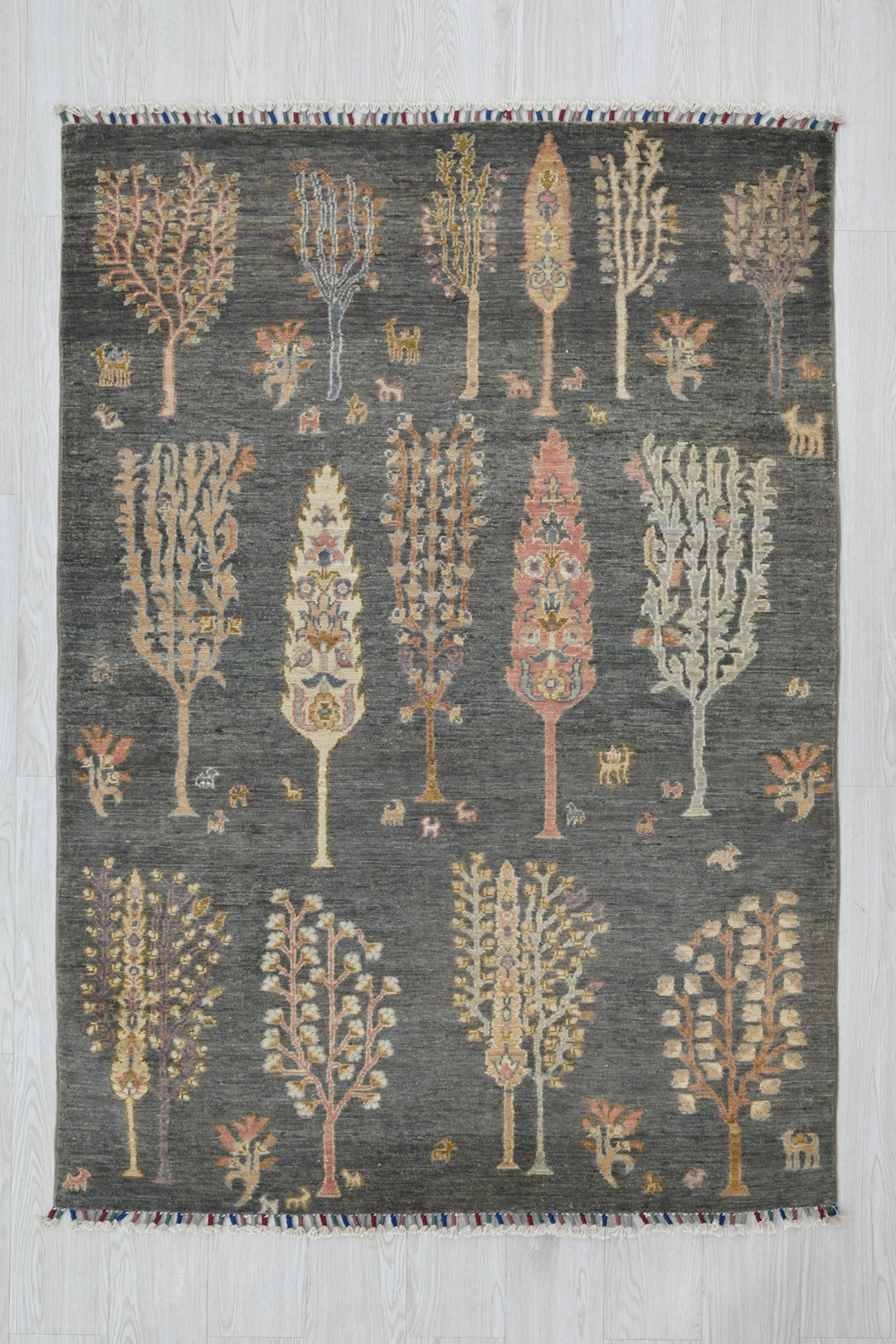 gray Accent rug 3' 11" x 5' 10"