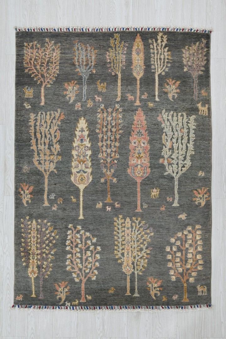 gray Accent rug 3' 11" x 5' 10"
