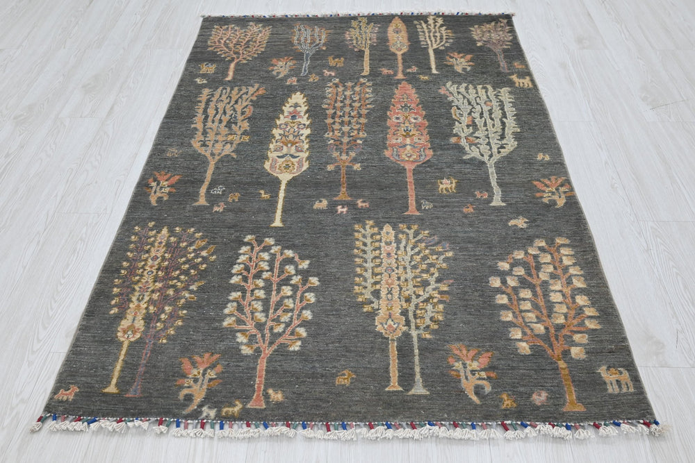 gray Accent rug 3' 11" x 5' 10"