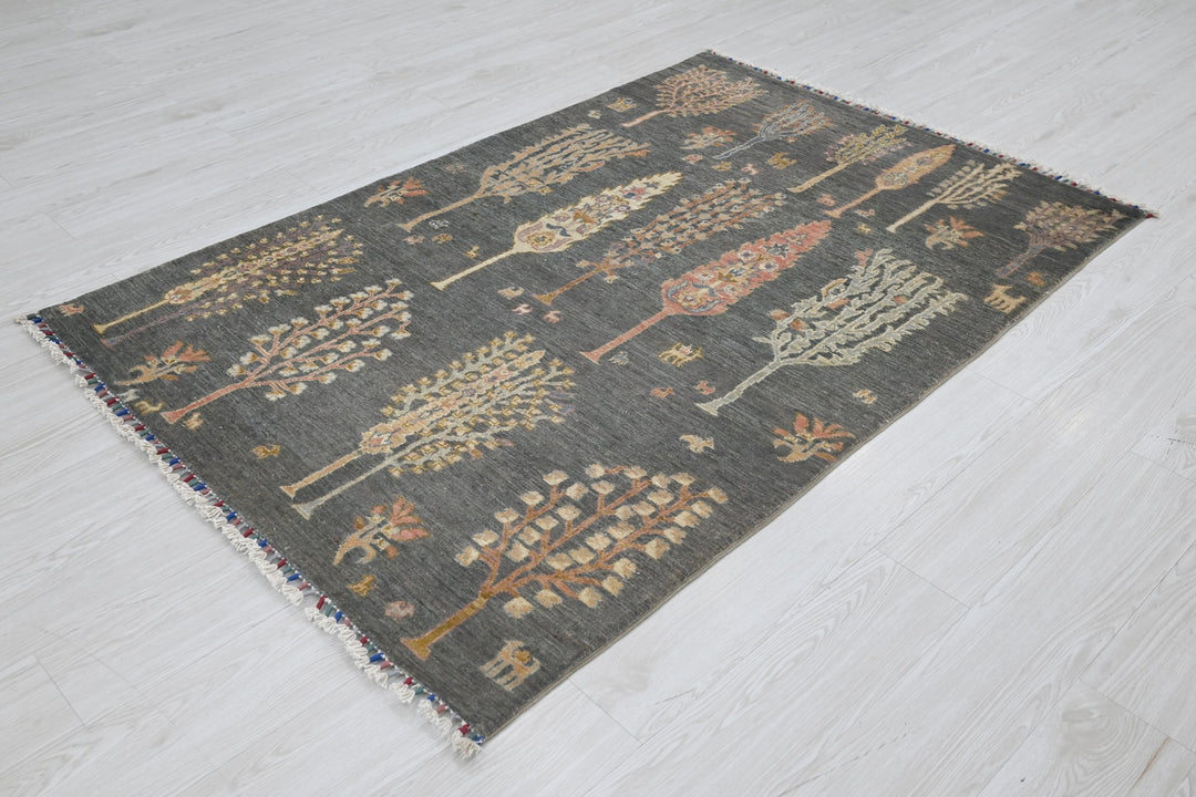 gray Accent rug 3' 11" x 5' 10"
