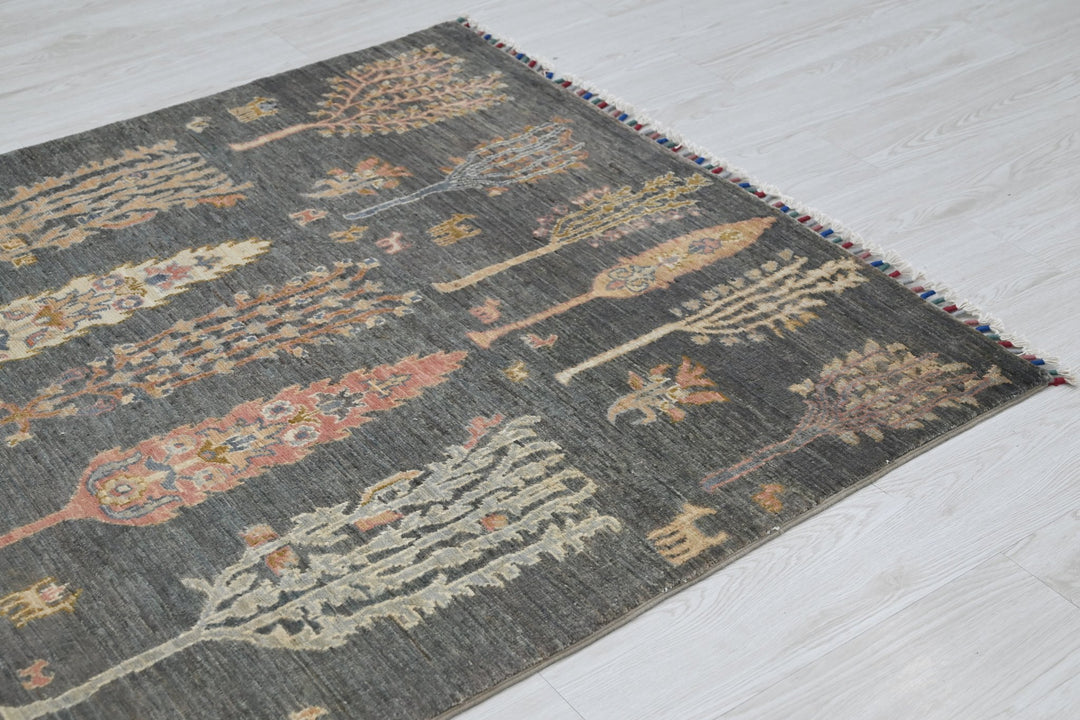 gray Accent rug 3' 11" x 5' 10"