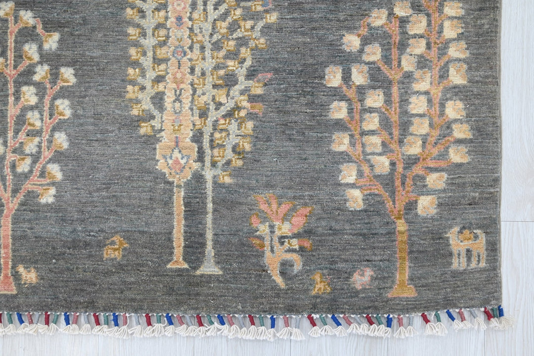 gray Accent rug 3' 11" x 5' 10"