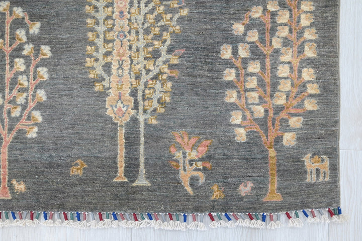 gray Accent rug 3' 11" x 5' 10"