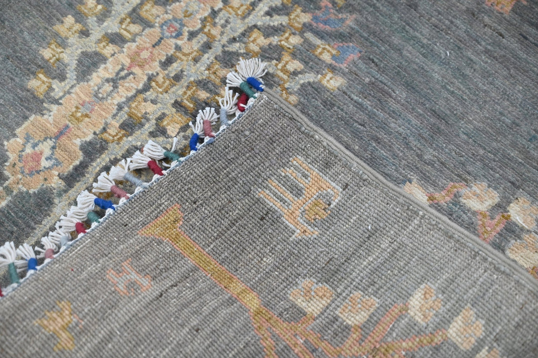 gray Accent rug 3' 11" x 5' 10"