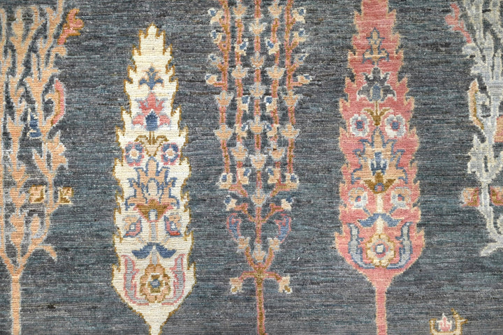 gray Accent rug 3' 11" x 5' 10"
