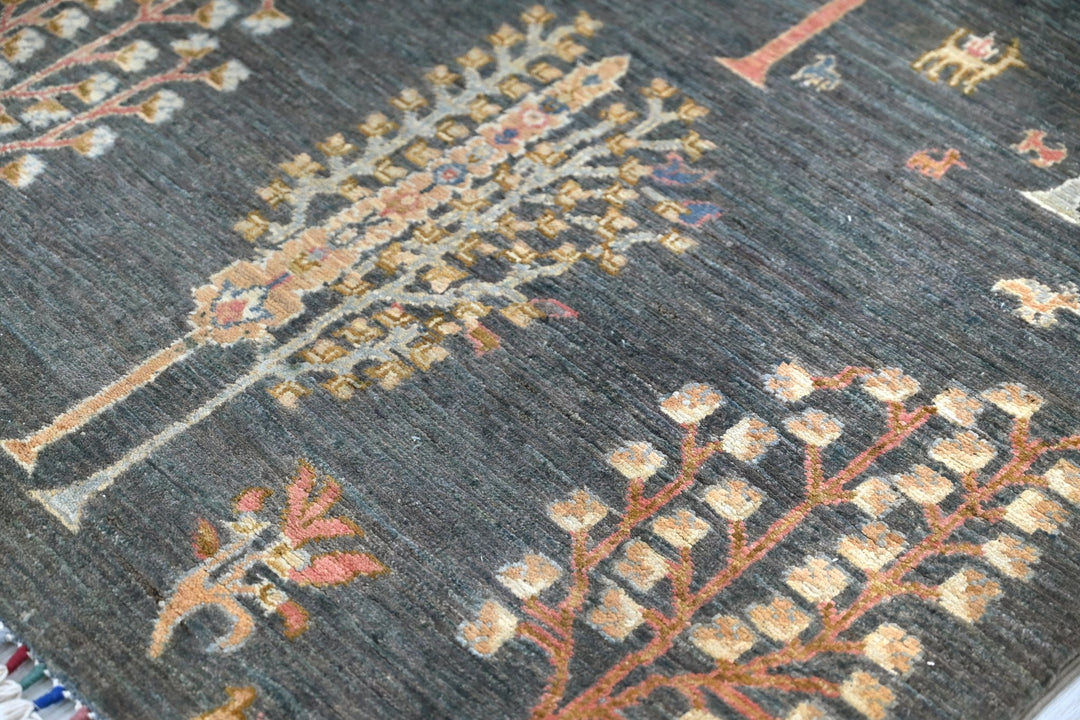 gray Accent rug 3' 11" x 5' 10"