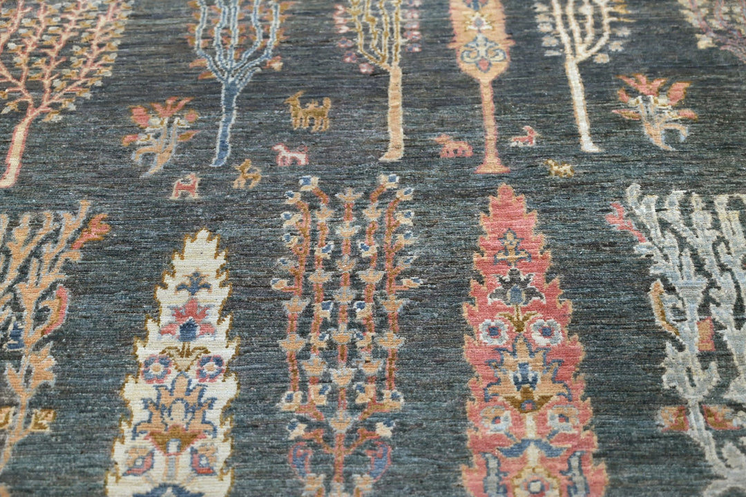 gray Accent rug 3' 11" x 5' 10"