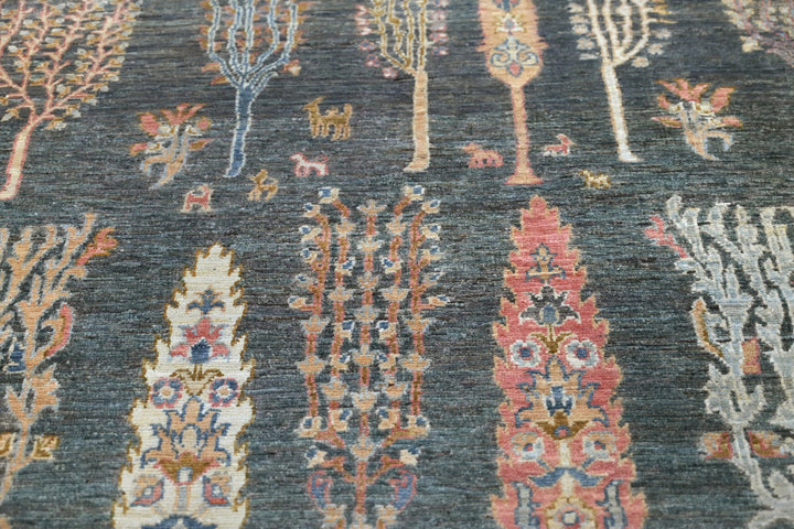 gray Accent rug 3' 11" x 5' 10"