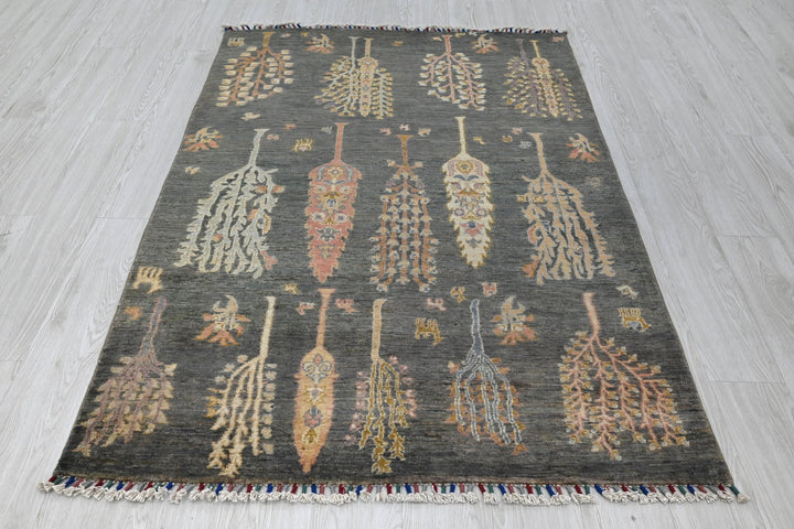 gray Accent rug 3' 11" x 5' 10"
