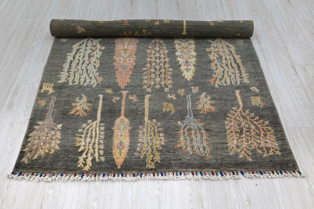 gray Accent rug 3' 11" x 5' 10"
