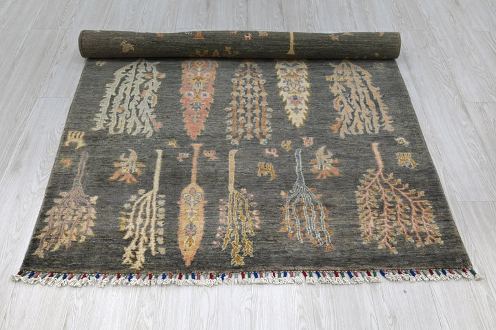 gray Accent rug 3' 11" x 5' 10"