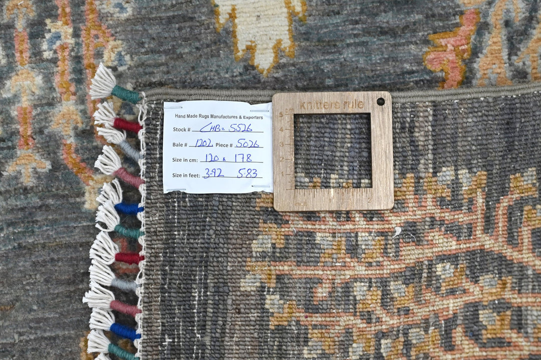 gray Accent rug 3' 11" x 5' 10"