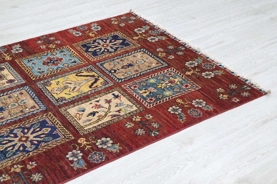 red Accent rug 3' 11" x 5' 11"