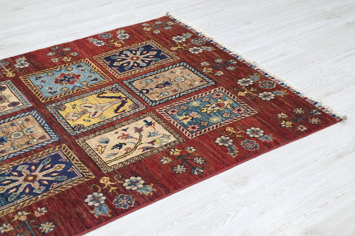 red Accent rug 3' 11" x 5' 11"