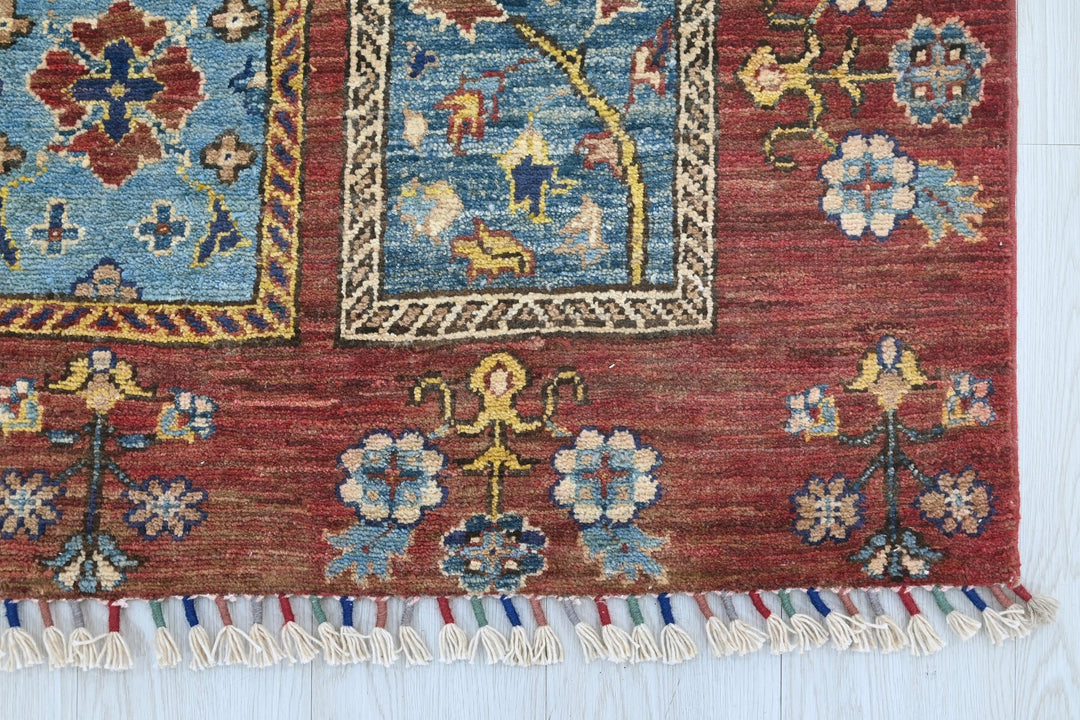 red Accent rug 3' 11" x 5' 11"