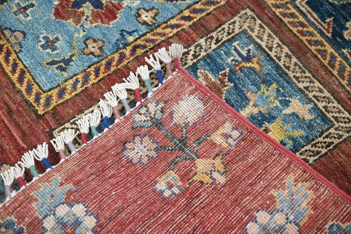 red Accent rug 3' 11" x 5' 11"