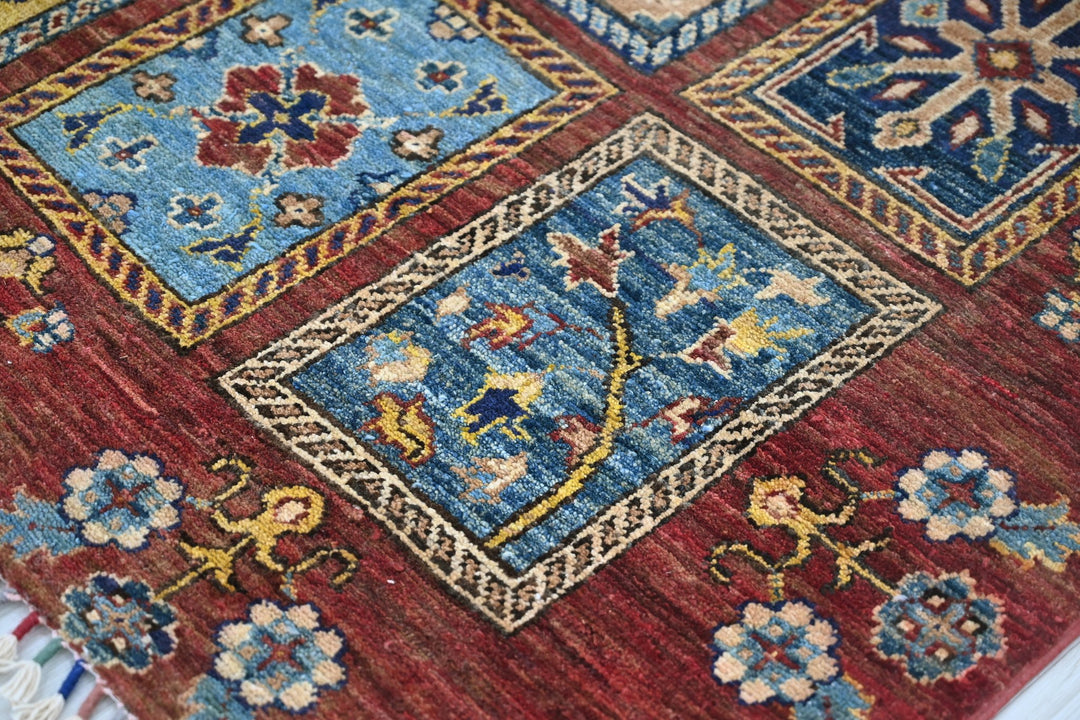 red Accent rug 3' 11" x 5' 11"